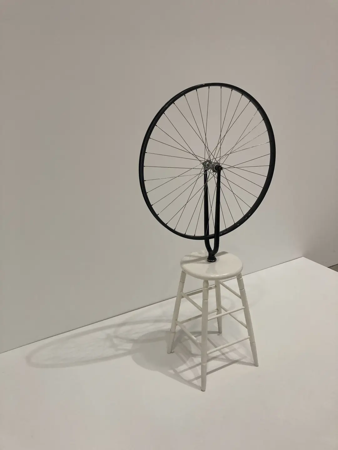 古い裸婦画 ヴィンテージ シュルレアリスム 絵画 モダニズム 現代アート duchamp-bicycle-wheel-1080.webp