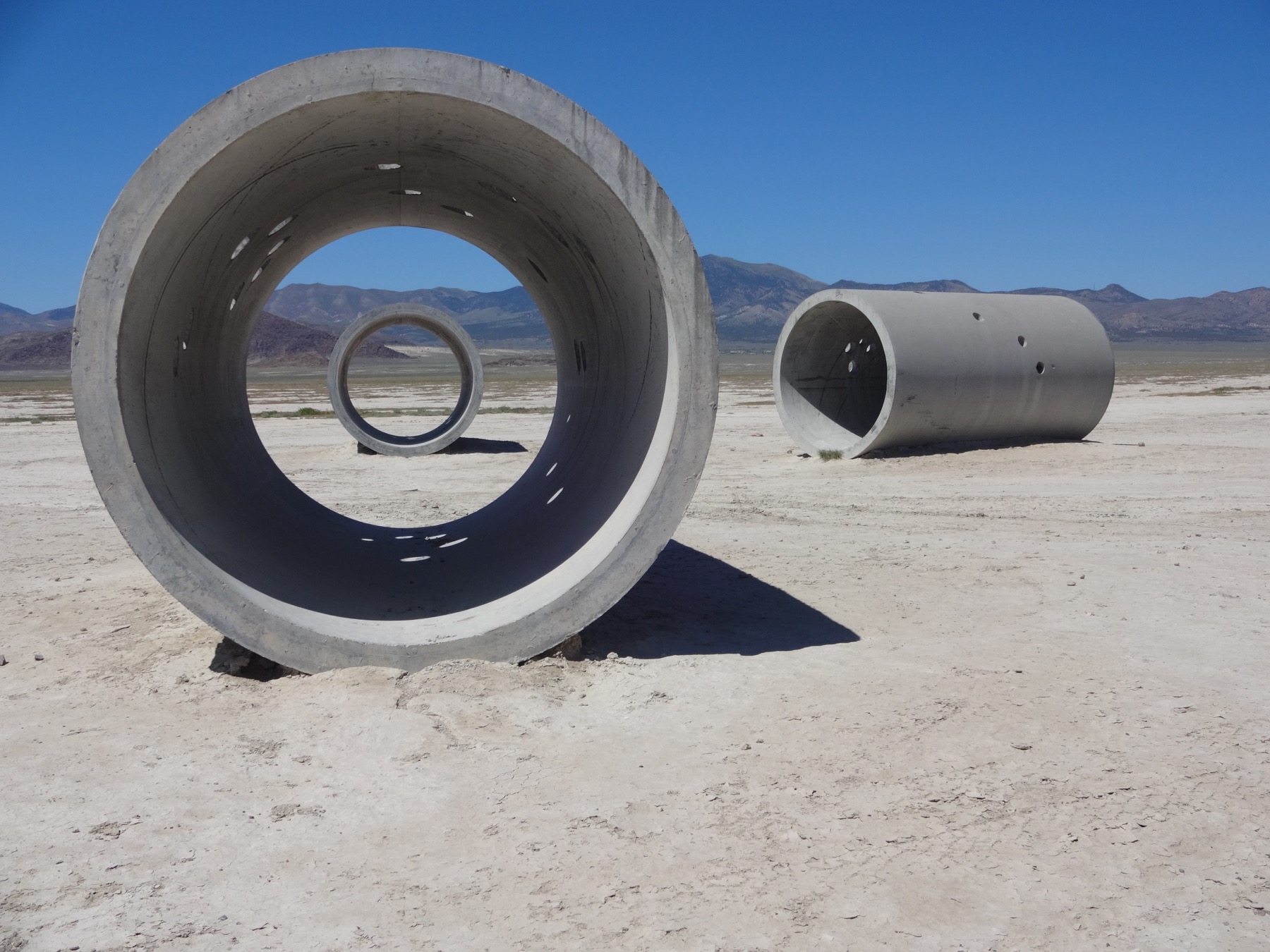 ナンシー・ホルト《Sun Tunnels》