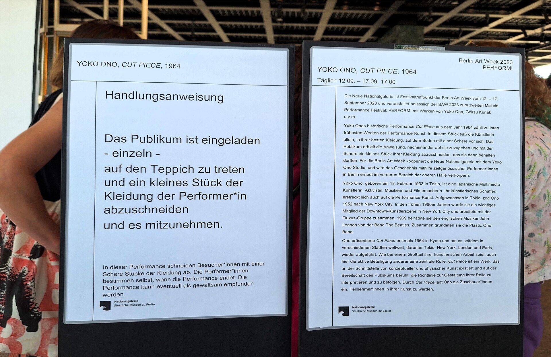 オノ・ヨーコ《Cut Piece》の案内表示